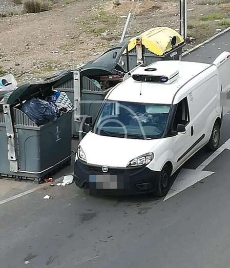 Furgoneta que, según los vecinos, descarga cajas de pollos que chorrean sangre fuera y dentro de los contenedores/TA.